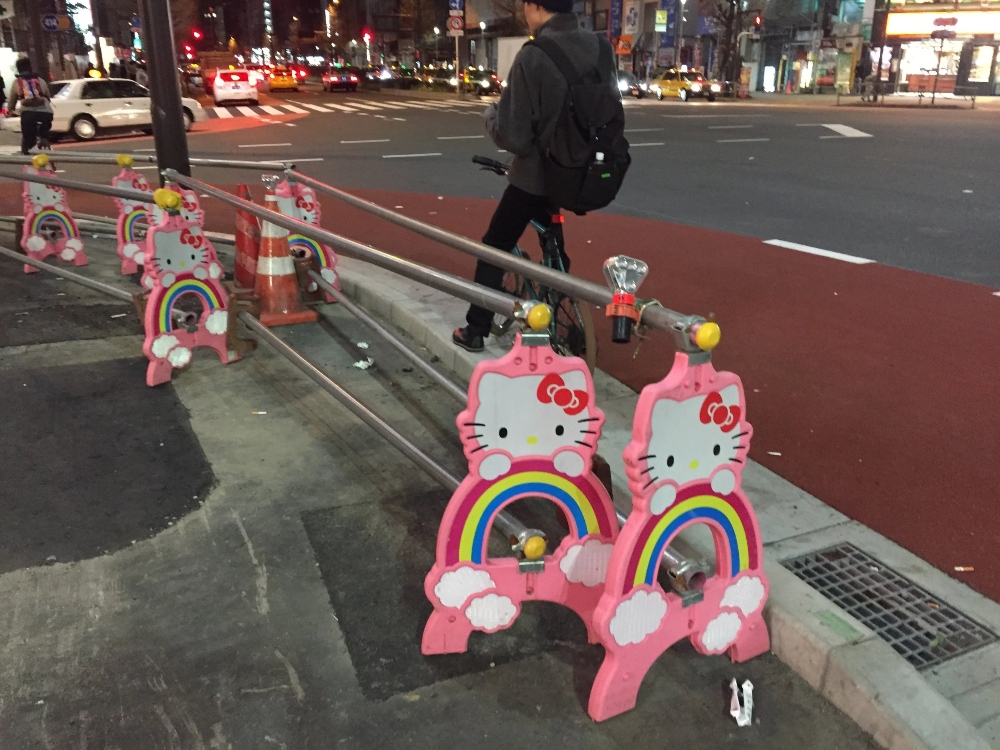 Barreras de Hello Kitty en el centro de Japón.