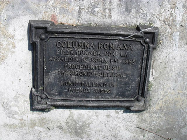 Placa de la columna del Imperio Romano que está en Buenos Aires. 