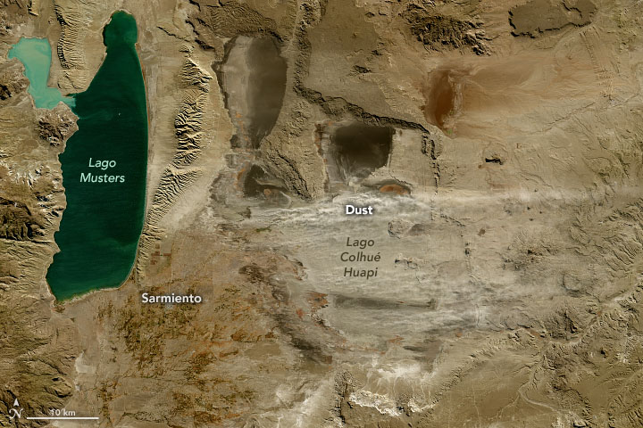 Imagen satelital que demuestra las diferencias entre el Lago Musters, repleto de agua, y el Lago Colhué Huapi, prácticamente seco.