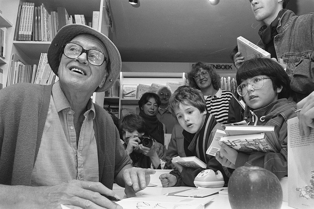 Roald Dahl firma libros en una Librería Infantil de Ámsterdam el 12 de octubre de 1988