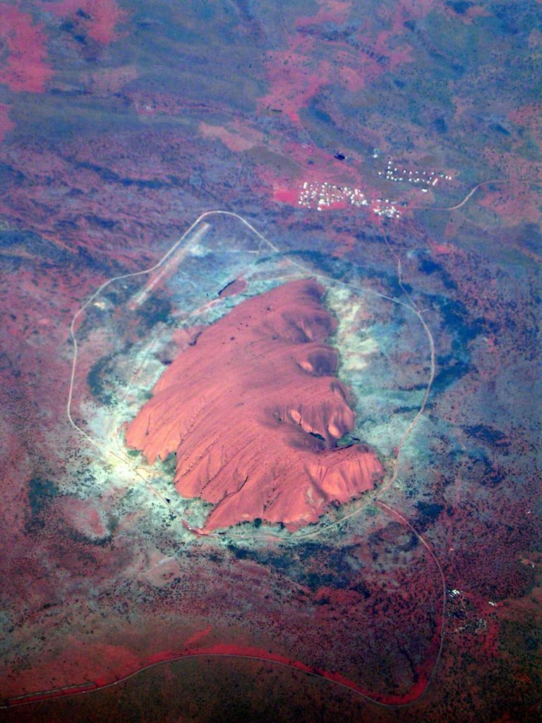 Monte Uluru, observado desde una toma aérea. 