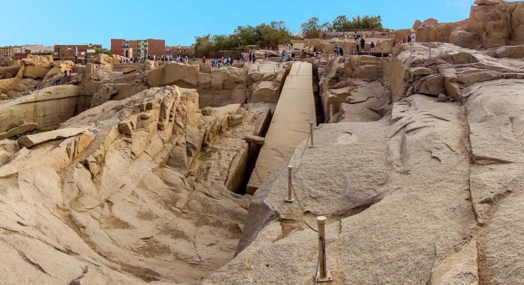 El  obelisco inacabado de Asuán, rodeado de turistas.