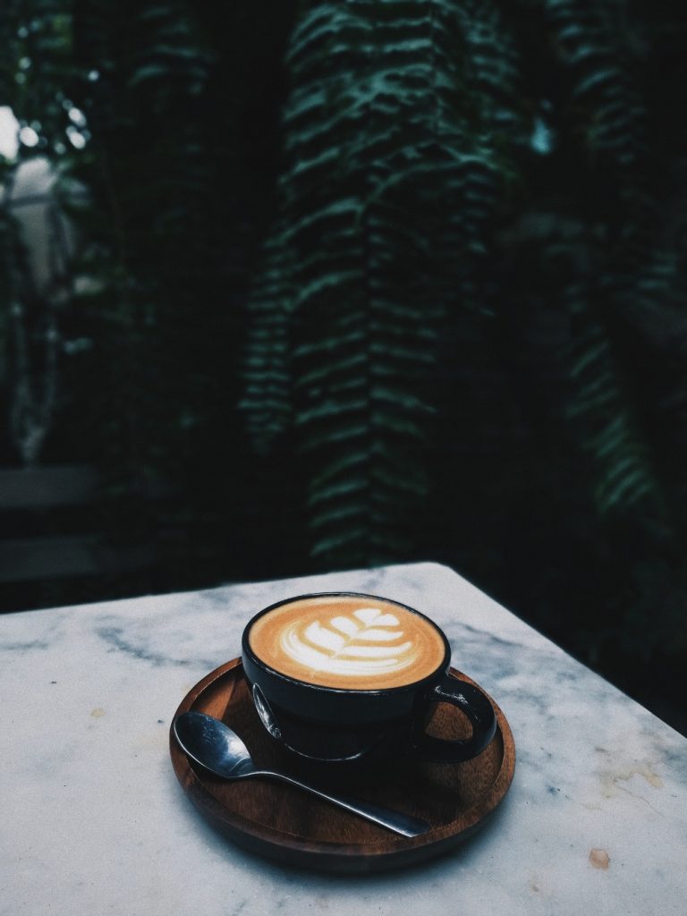 Café servido en una taza.