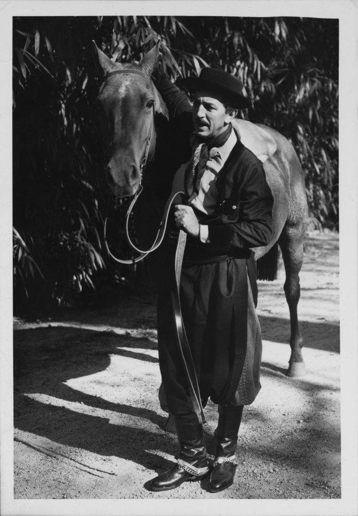 Walt Disney vestido de gaucho con un caballo