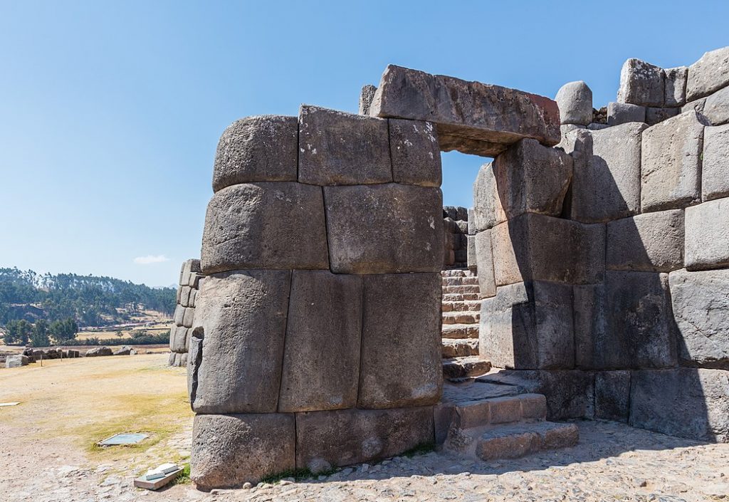 Puerta diseñada en uno de los muros de Sacsayhuamán.