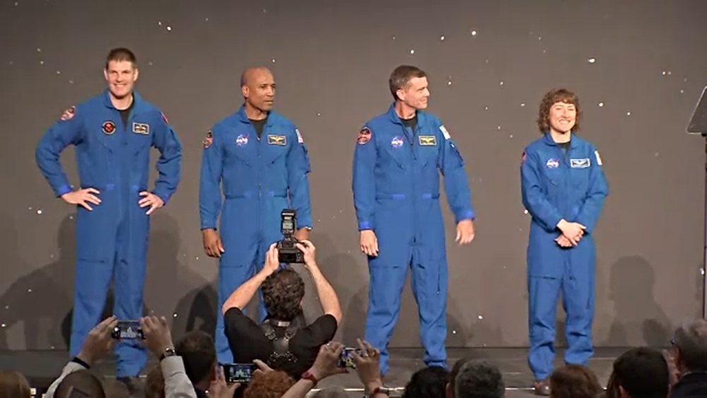 Astronautas de la misión Artemis II siendo presentados. 