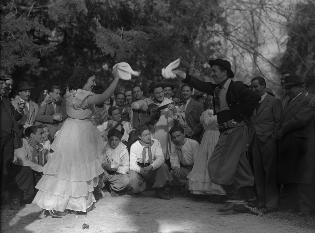 En el asado de los dibujantes, Walt Disney baila zamba, Argentina. Gentileza: Artexarte