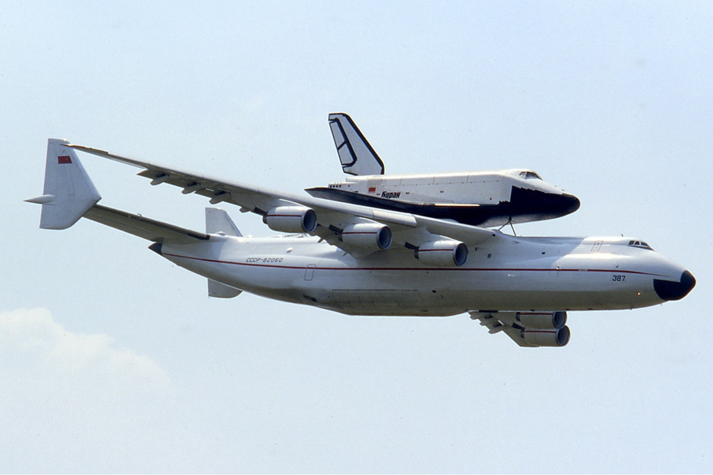 El avión más grande de la historia, trasladando al Transbordador Burán en 1989.