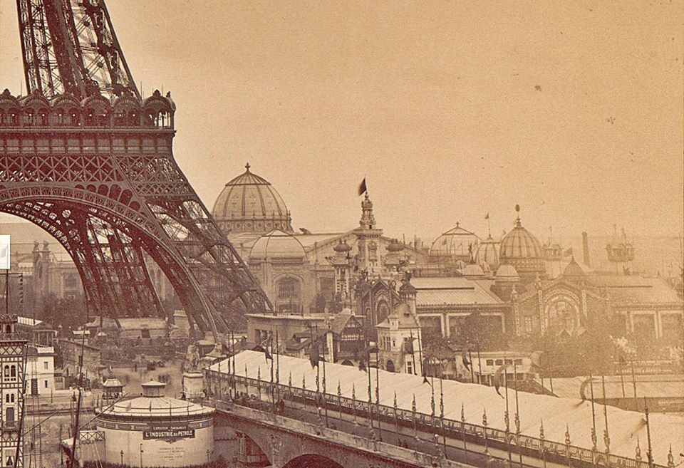 Pabellón Argentino, identificado por su cúpula, a la derecha de la Torre Eiffel en París, Francia.