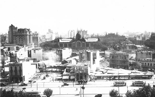 Pabellón Argentino, por detrás de la manzana de Retiro en demolición, antes de que lo desarmen en 1933.