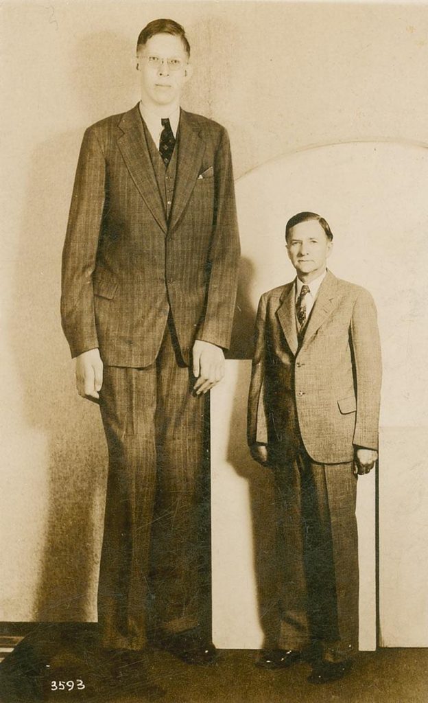 La persona más alta del mundo, junto a su padre, que medía 1,80 metros.