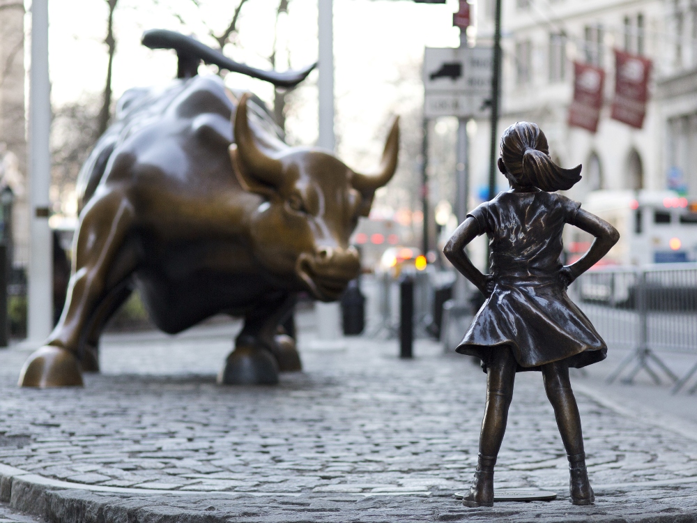 Figura de la Niña sin Miedo frente al Toro de Wall Street.