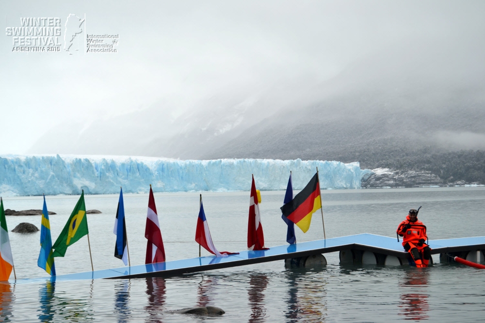 Preparación de la Copa del Mundo de Natación de Invierno frente al Glaciar Perito Moreno. 