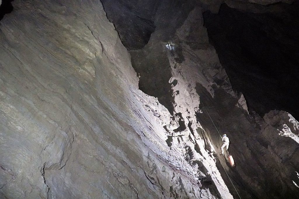 Recorrido en la cueva más profunda del mundo. 