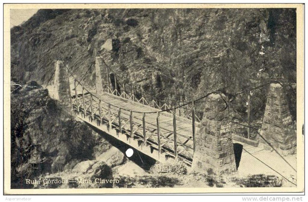 Foto antigua del Camino de los Puentes Colgantes. 