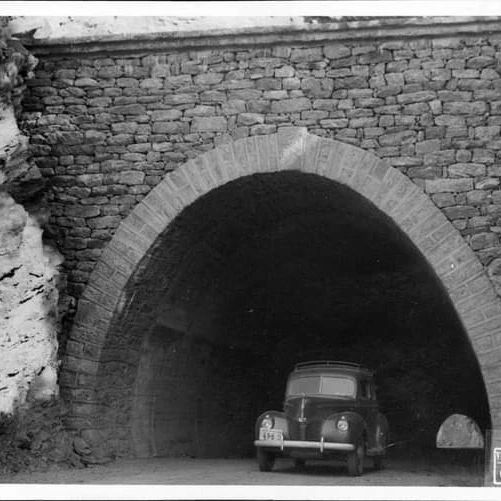 Foto antigua de los Túneles de Taninga. 