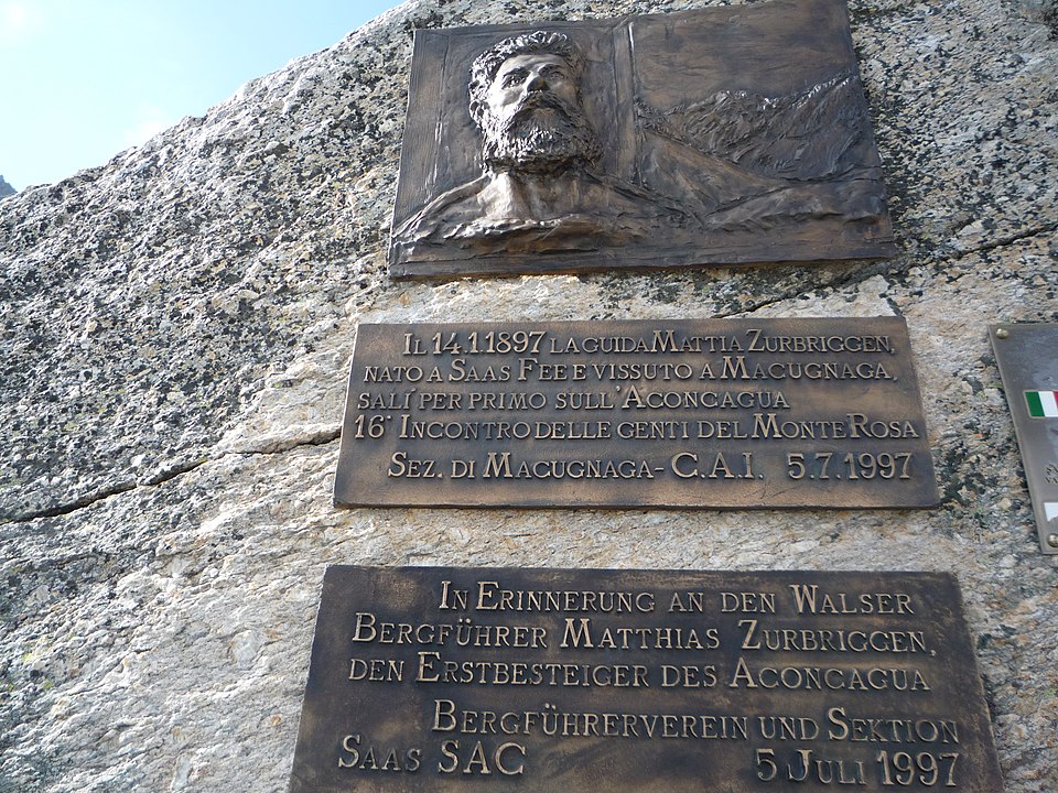 Monumento que recuerda a Matthias Zürbriggen.