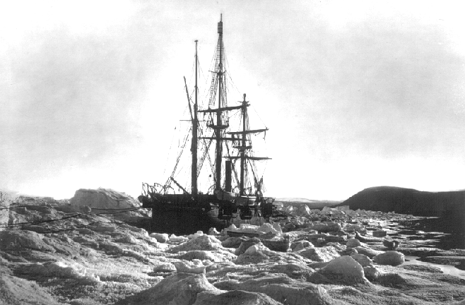 Barco que se quedó atrapado por el hielo en las inmediaciones de la localidad más septentrional de la Tierra.