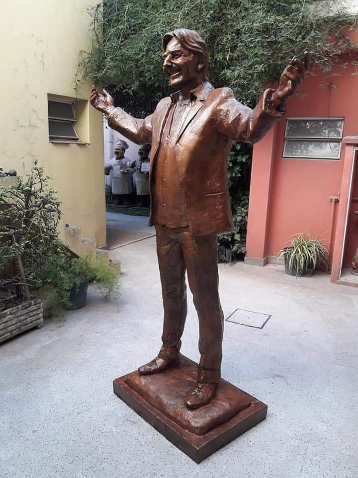 Estatua de Sergio Denis antes de ser instalada. 