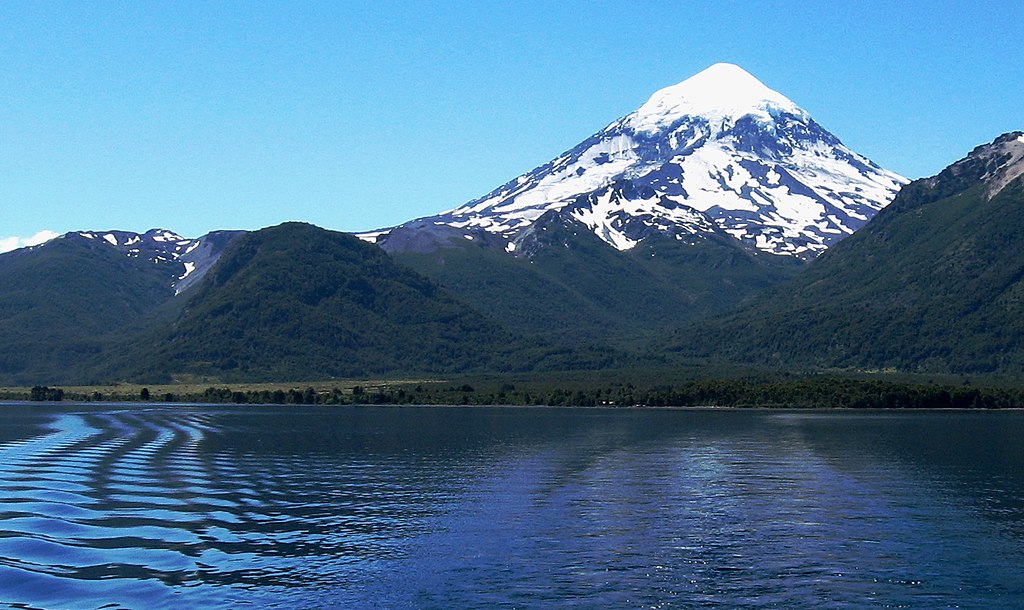 El Lago Huechulafquen con el Volcán Lanín de fondo. 