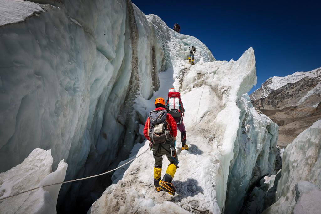 Escaladores sobre el glaciar más alto del mundo. 