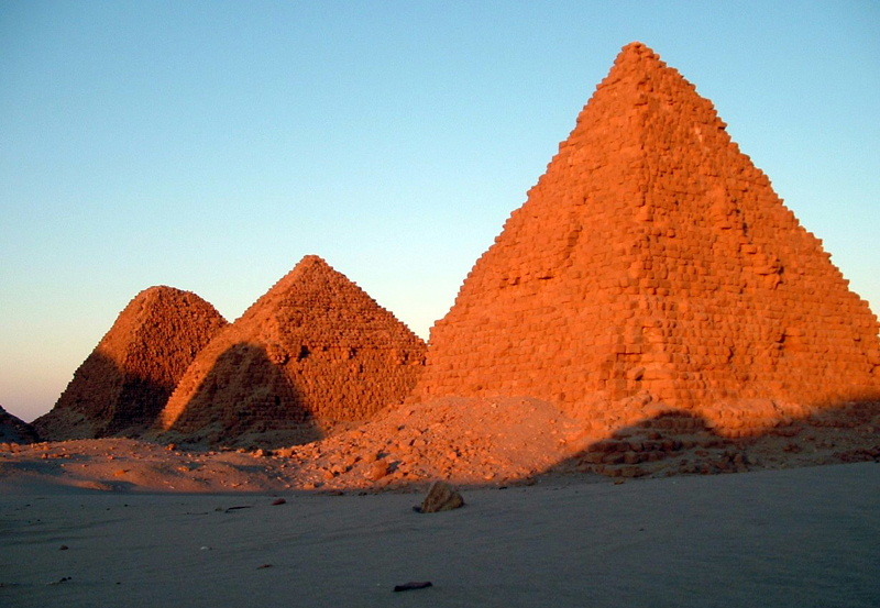 Pirámides de Sudán en el atardecer. 