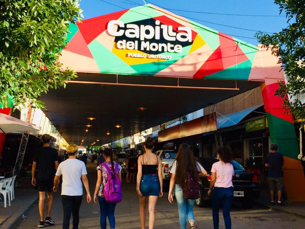 Calle techada de Capilla del Monte, el mejor pueblo para vivir en Argentina. 