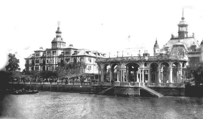 Tigre Club, a la derecha, en un terreno lindero al Tigre Hotel, ubicado a la izquierda.