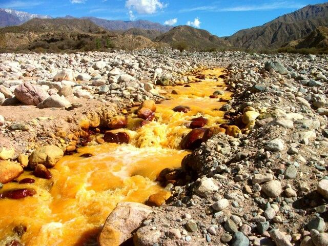 Río Amarillo rodeado de piedras.