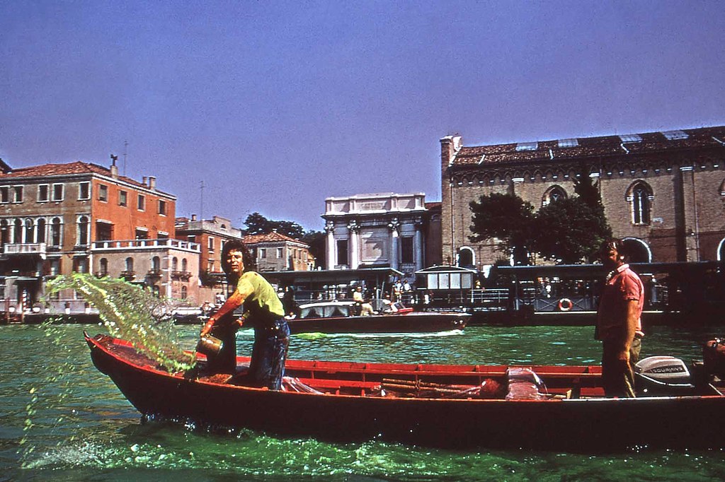 Nicolás García Uriburu, arrojando el colorante en uno de los canales de Venecia. 