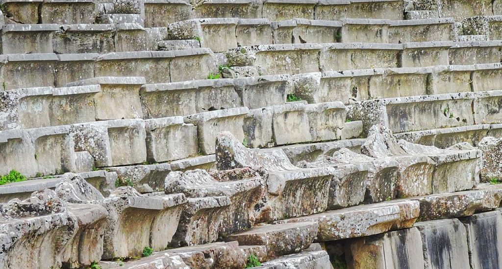 Antiguas butacas del teatro Epidauro.