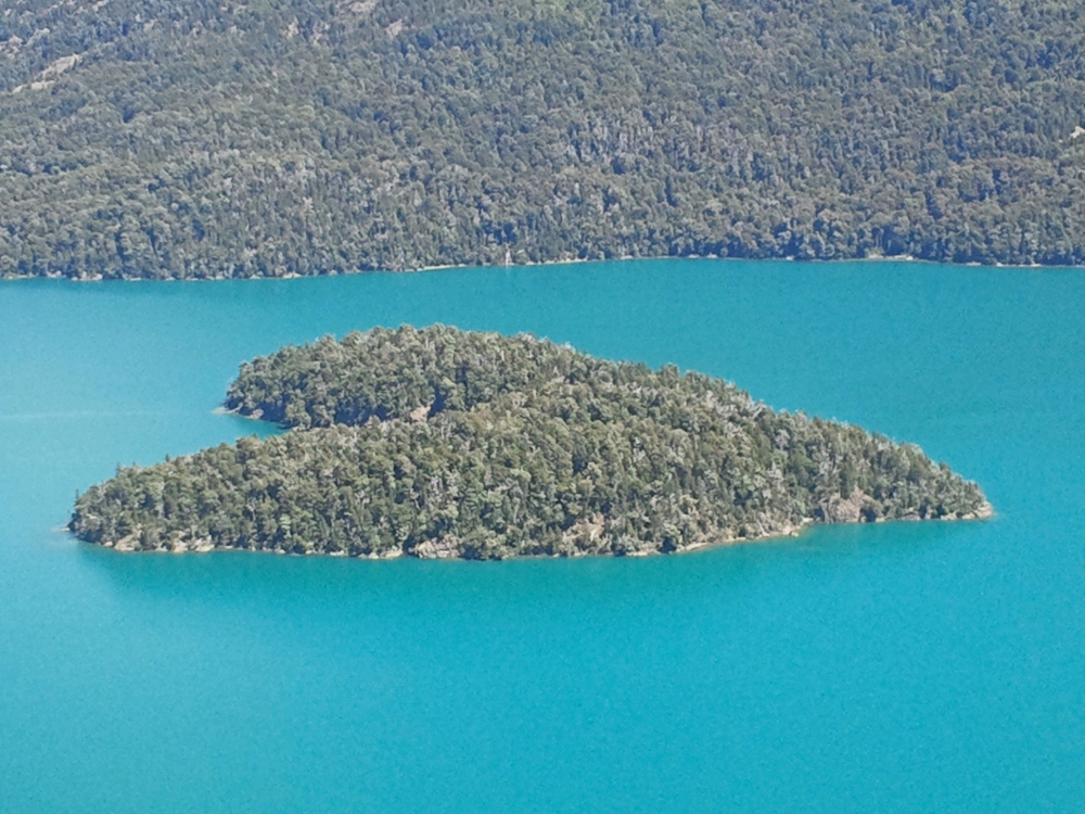 Vista de la isla con forma de corazón de Bariloche.