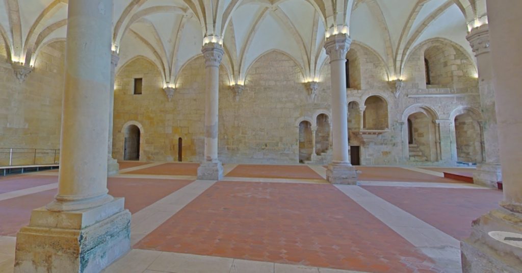 Sector del Monasterio de Alcobaça donde se encuentra la puerta más angosta del mundo. 
