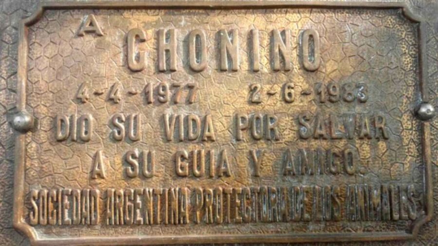 Placa en homenaje a Chonino. 