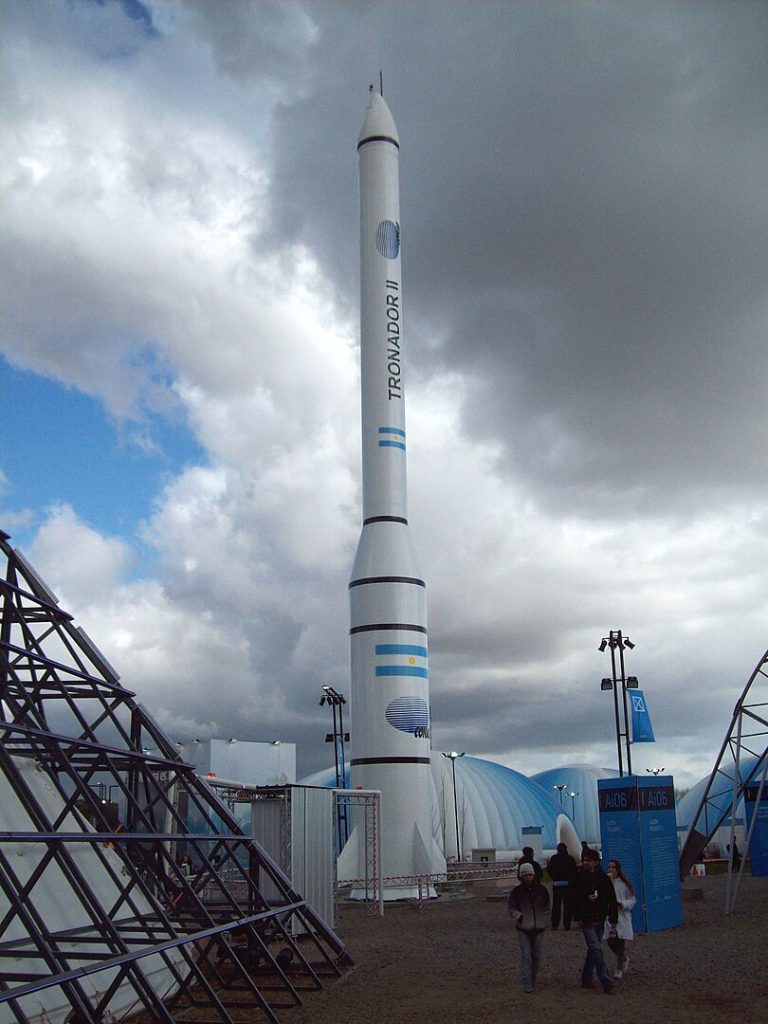 Maqueta que copia el diseño del primer cohete argentino. 
