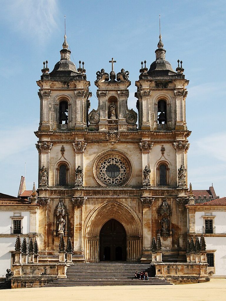 Monasterio de Alcobaça donde se encuentra la puerta más angosta del mundo. 