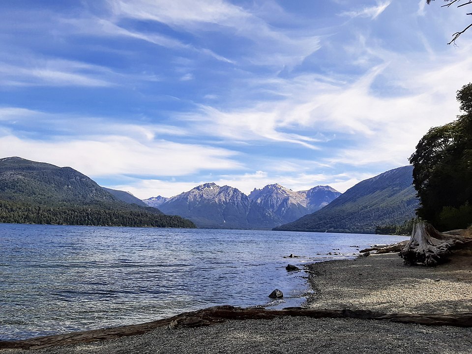 Lago Mascardi de Bariloche, donde se encuentra la isla con forma de corazón. 
