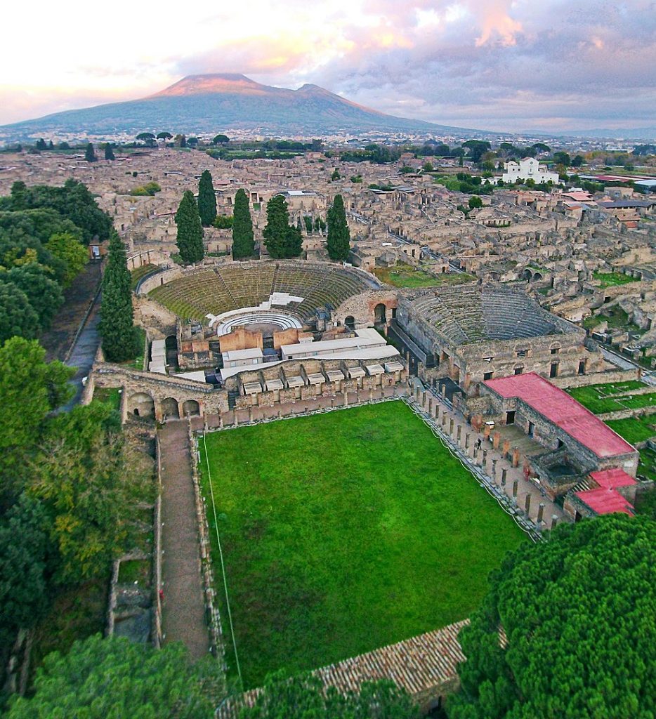 Vista actual de Pompeya, donde se encontró el dibujo de la pizza ancestral, con el Monte Vesubio detrás. 
