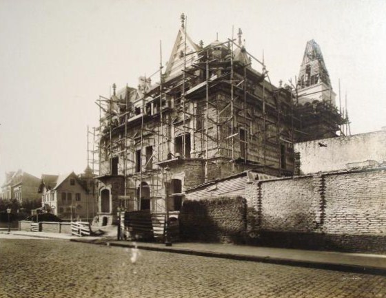 Construcción de la Residencia Maguire, a mediados de 1891.