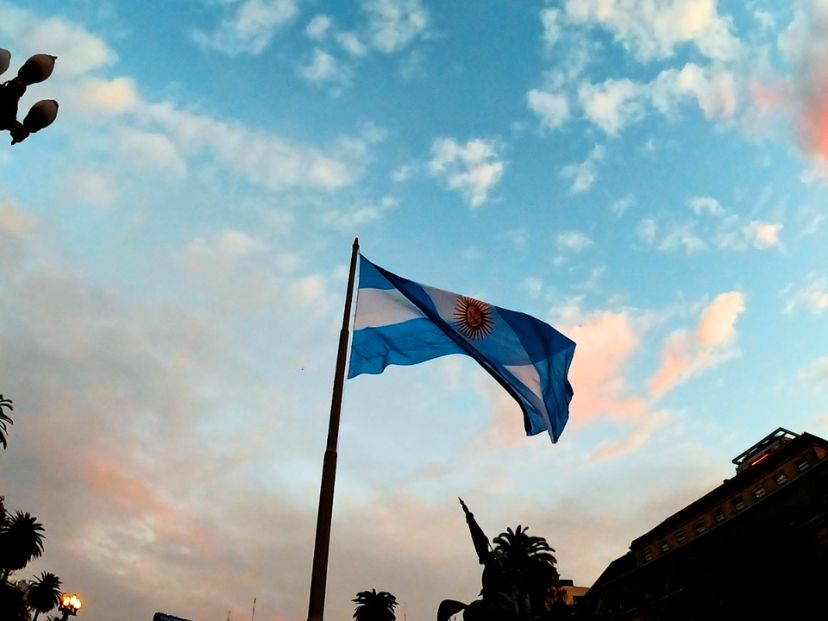 La bandera argentina más grande del mundo se izó en Plaza de Mayo - Billiken