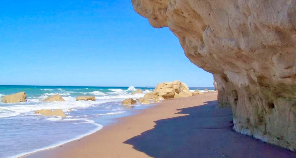 Las Grutas, la playa para disfrutar las aguas más cálidas de Argentina