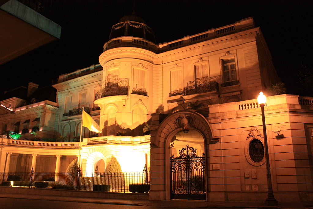 Palacio Fernández Anchorena de noche. 