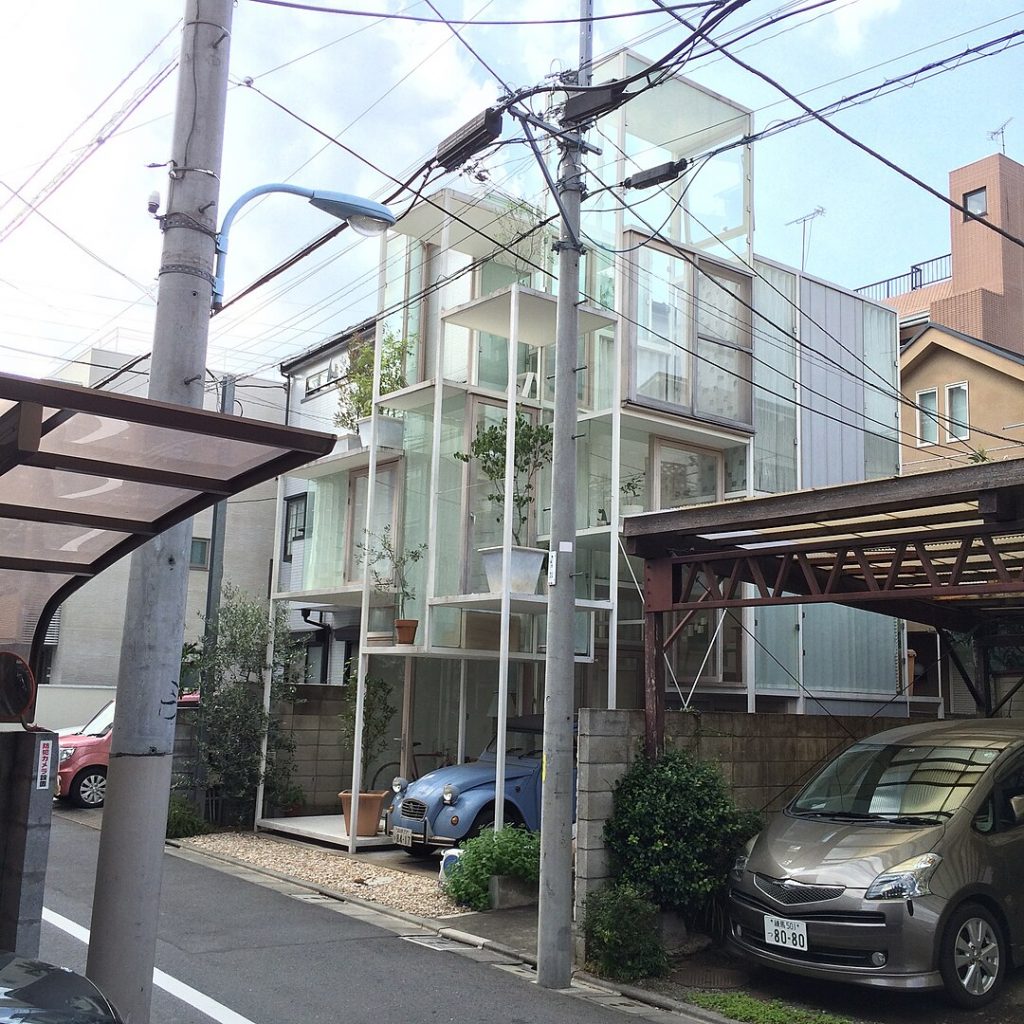 Vista de la casa transparente de Tokio. 