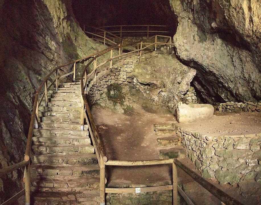 Pasarelas de la cueva que está por detrás del castillo de Predjama.