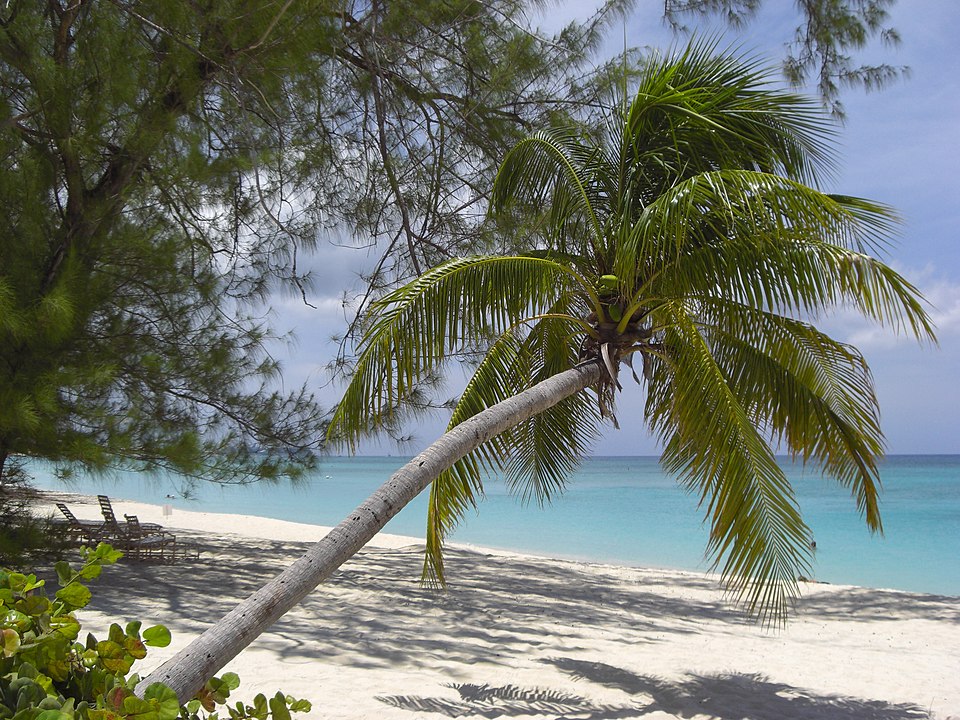Playa de Islas Caimán, uno de los países más calurosos de Latinoamérica.