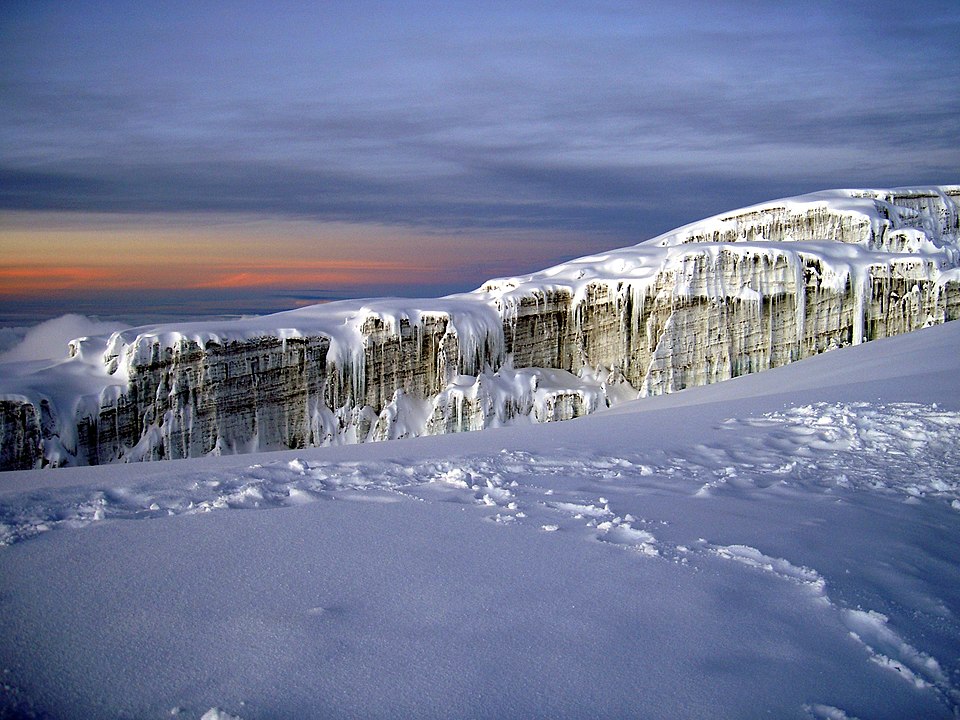 Campo de hielo ubicado en la cima de la montaña más alta de África. 