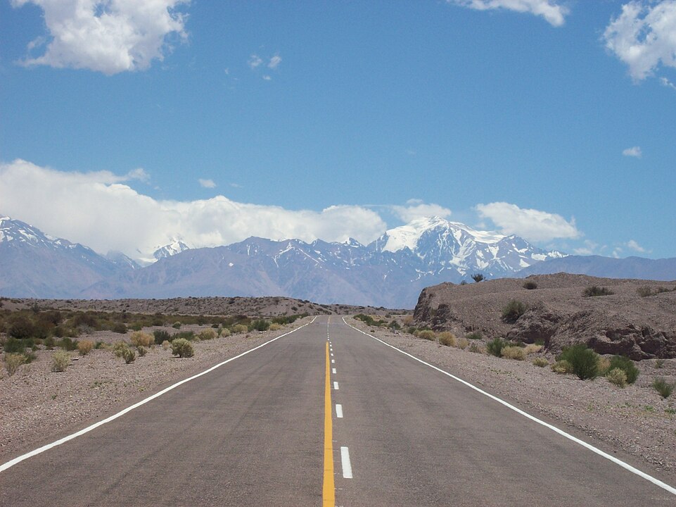 Ruta de Argentina, con montañas de fondo. 