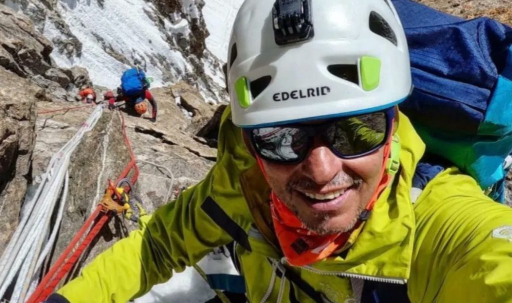 El montañista argentino Juan Pablo Toro en plena travesía. 