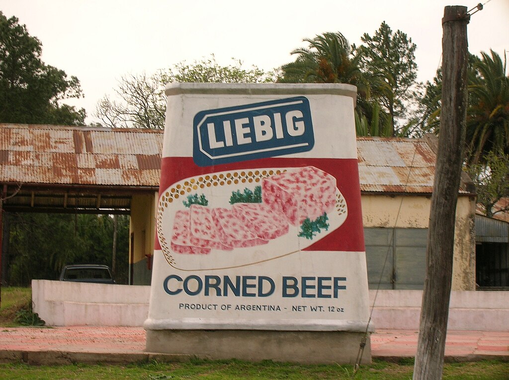 Cartel en referencia a las antiguas latas de carne de la empresa de Liebig. 