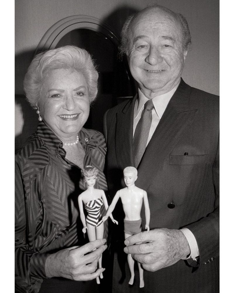 Ruth y Elliot Handler con sus creaciones Barbie y Ken. (Foto: BCC / Getty Images)